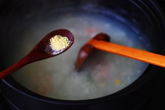 加入鸡精增加鲜味。