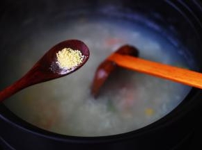 加入鸡精增加鲜味。