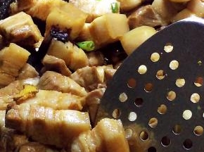 放入老抽翻炒片刻