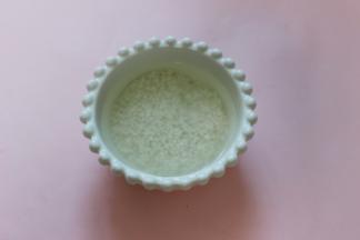 糯米提前洗净后用清水浸泡半小时。