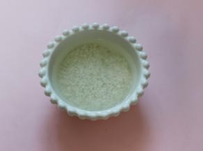 糯米提前洗净后用清水浸泡半小时。