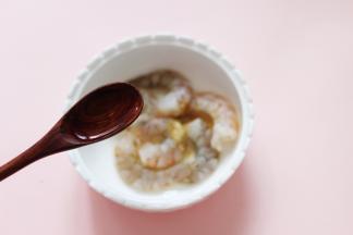 再加入料酒调味，把调料混合拌匀后腌制10分钟。