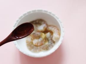 再加入料酒调味，把调料混合拌匀后腌制10分钟。
