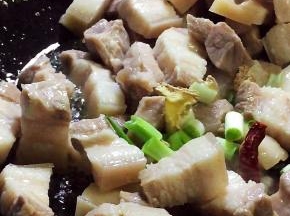 放入配料翻炒