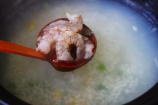 这个时候就可以加入腌制好的新鲜虾仁了。