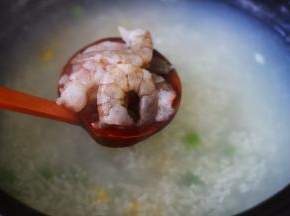 这个时候就可以加入腌制好的新鲜虾仁了。