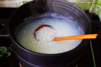 打开锅盖看见糯米变得越来越粘稠的时候。