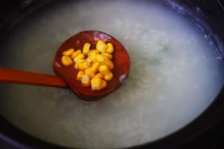 再加入洗净的玉米粒。