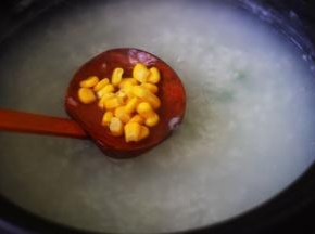 再加入洗净的玉米粒。