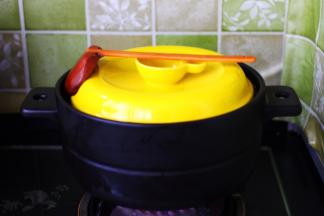 大火煮沸后盖上锅盖小火慢慢炖煮20分钟。