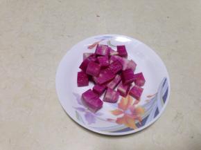 心里美萝卜去皮切小丁