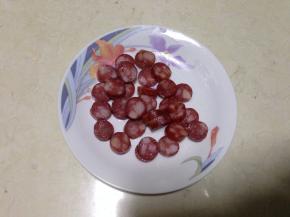 腊肠洗净切小丁