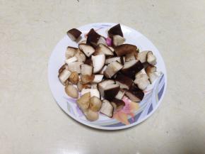 鲜香菇洗净切丁