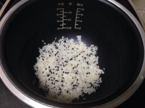 大米和紫米投洗干净控水倒入电饭煲