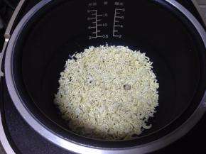 上面倒入泡面碎