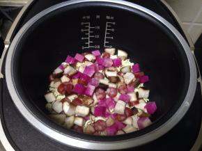 倒入萝卜丁、香菇丁、香肠丁