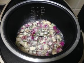 倒入适量粉包里的粉料和疏菜包，加入适量的水，水的量和平时的量一样就行