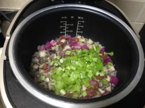 启动电饭煲煮饭程序，剩余5分钟时倒入芹菜丁继续至结束，出锅拌匀即可食用