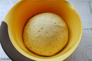 揉好的面团放进盆里，在温暖湿润的地方发酵至2倍大，要保证面团温度不要超过28度。