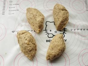 发酵好的面团，内部组织会出现细腻的孔洞，移到揉面垫上，排气后分成均匀4份，每份大约80克。