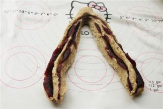 再用锋利的刀子从中间竖切一下，一头不要切断。