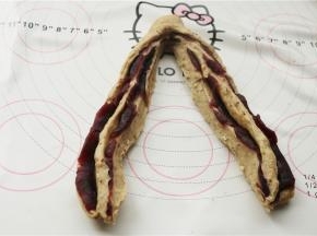 再用锋利的刀子从中间竖切一下，一头不要切断。