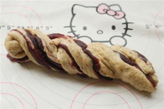 切面向外，向相反的方向扭着成为一条，，根据模具的大小扭成合适的长度。