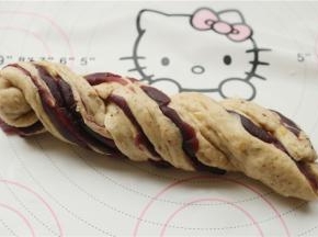 切面向外，向相反的方向扭着成为一条，，根据模具的大小扭成合适的长度。