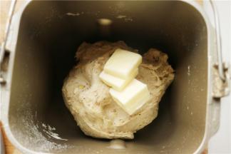 除了黄油后之外的面团材料，放入面包机里面揉15分钟，然后再加入室温软化的黄油继续揉面。