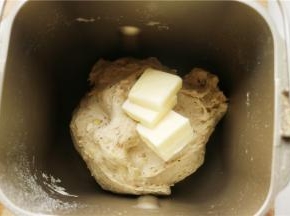 除了黄油后之外的面团材料，放入面包机里面揉15分钟，然后再加入室温软化的黄油继续揉面。