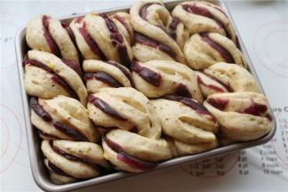 发酵完成，胚子饱满有弹性，轻触后会慢慢回弹，如果一碰就塌了，就说明发酵过度。