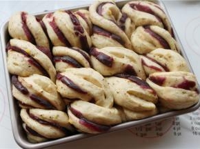 发酵完成，胚子饱满有弹性，轻触后会慢慢回弹，如果一碰就塌了，就说明发酵过度。