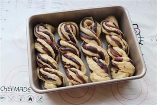 放进学厨9寸深烤盘里，开始第二次发酵。这次发酵的温度保持在38度左右，二次发酵的时间大约40分钟左右。