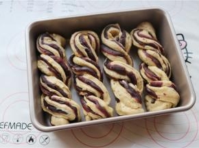 放进学厨9寸深烤盘里，开始第二次发酵。这次发酵的温度保持在38度左右，二次发酵的时间大约40分钟左右。