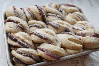 表面筛一层薄薄的粉，这样烤出来的面包会更朴实，我自己是超喜欢的。