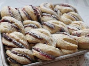 表面筛一层薄薄的粉，这样烤出来的面包会更朴实，我自己是超喜欢的。