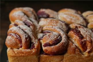 烤好的面包马上脱模，晾凉后装保鲜袋保存。浓浓的麦香和谷物的香味，这才是健康的面包。