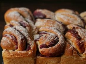 烤好的面包马上脱模，晾凉后装保鲜袋保存。浓浓的麦香和谷物的香味，这才是健康的面包。