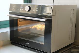 美的蒸烤箱，设置石窖烘烤功能，放入模具和胚子，160烤23分钟。