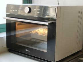 美的蒸烤箱，设置石窖烘烤功能，放入模具和胚子，160烤23分钟。
