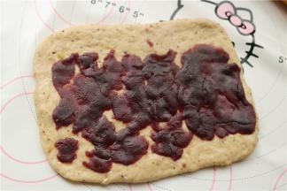 擀开成面片，上面均匀铺上紫薯馅。