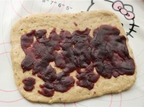 擀开成面片，上面均匀铺上紫薯馅。