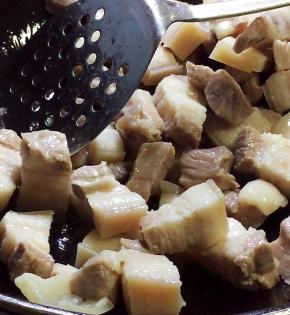 油锅烧热，放入肉块翻炒片刻
