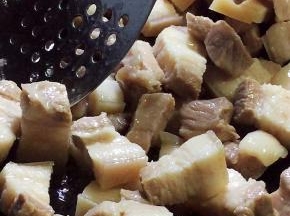 油锅烧热，放入肉块翻炒片刻