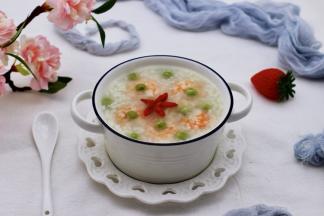 把做好的虾仁青豆糯米粥盛到碗里，上面点缀提前洗净的枸杞即可开始享用咯。