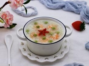 把做好的虾仁青豆糯米粥盛到碗里，上面点缀提前洗净的枸杞即可开始享用咯。