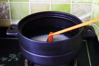 沙锅里倒入适量的清水后，放入浸泡后冲洗干净的糯米。