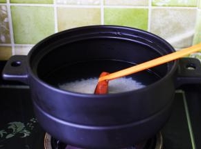 沙锅里倒入适量的清水后，放入浸泡后冲洗干净的糯米。