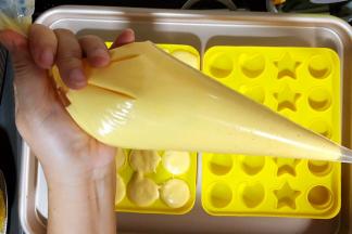 拌好的面糊装入裱花袋。