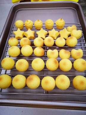 出炉，振一下烤盘，然后脱模，将小蛋糕放在凉架上放凉